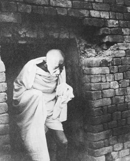 Gandhiji inspecting riot damage at Bihar. His inner suffering over the calamity which, be fell the People of Noakhali is niticible in his face.jpg